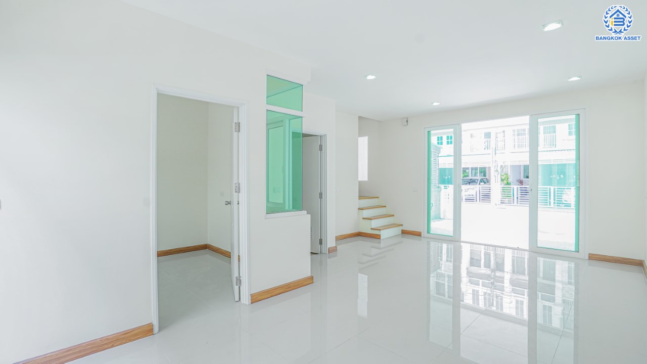 ทาวน์เฮ้าส์มือสองนนทบุรี ม.โกลเด้นทาวน์ ปิ่นเกล้า-จรัญฯ 3 ชั้น เนื้อที่ 22.6 ตร.ว. ฟังก์ชัน 5 ห้องนอน 4 ห้องน้ำ จอดรถได้ 2 คัน บนทำเลเชื่อมต่อหลายเส้นทาง ใกล้ทางด่วน "ศรีรัช" รถไฟฟ้าสายสีแดงอ่อน "สถานีบางบำหรุ" และ รถไฟฟ้าสายสีน้ำเงิน "สถานีบางอ้อ"